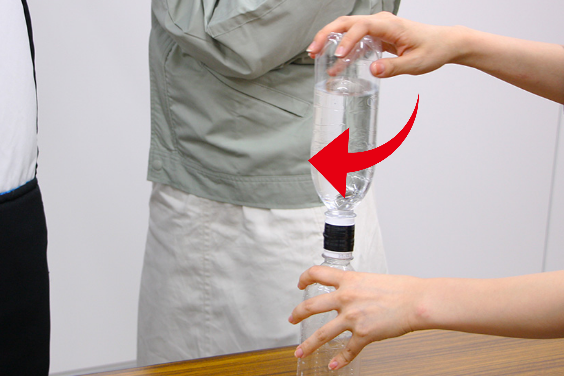 ペットボトルを回す様子