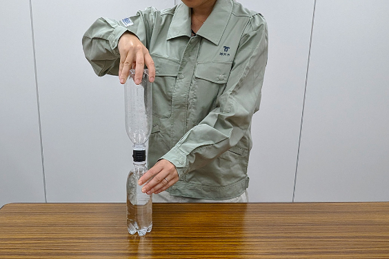 ペットボトルをくっつける様子
