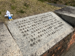 100周年記念碑と一滴ちゃん