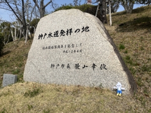 100周年記念碑と一滴ちゃん
