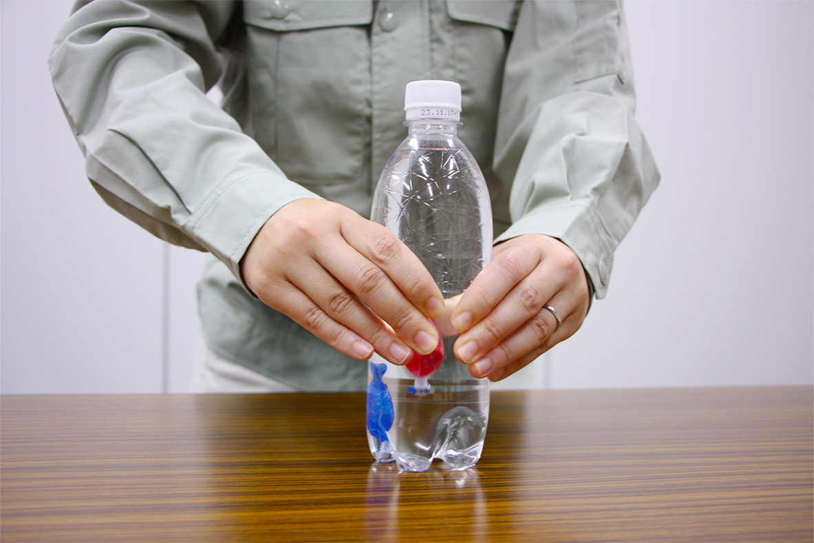 浮沈子で遊ぶ写真